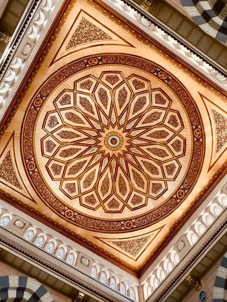 Ornamen langit-langit Masjid Nabawi