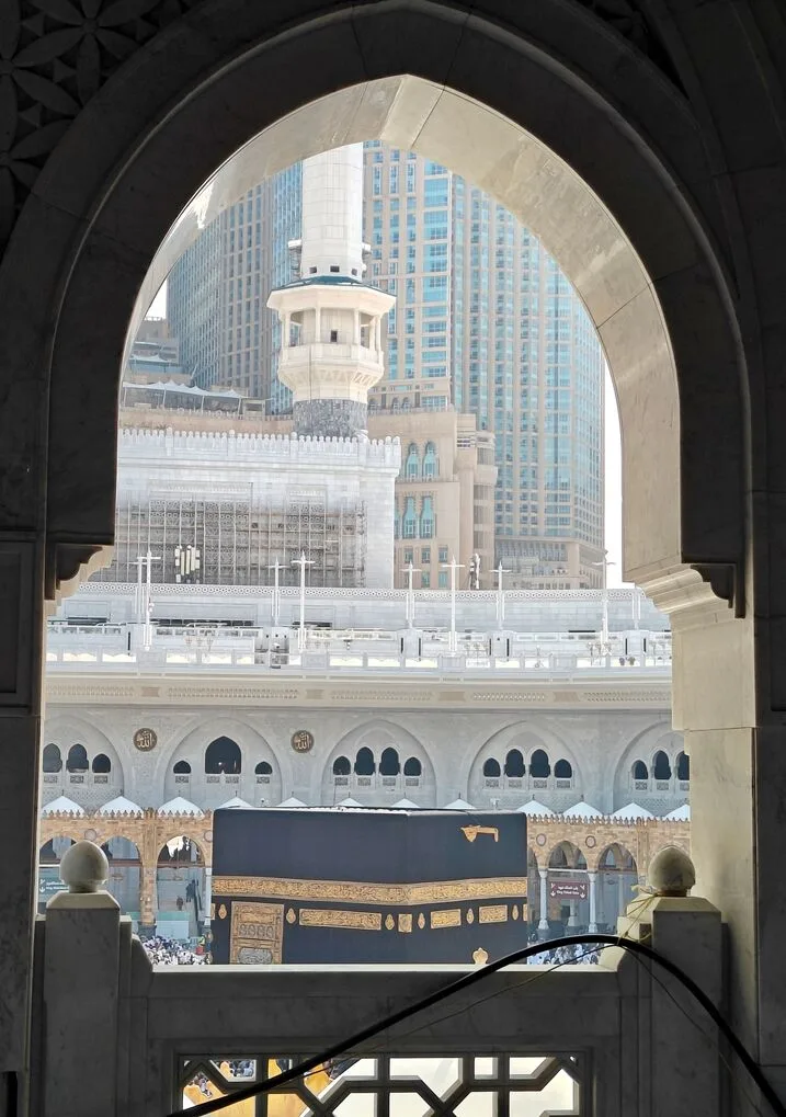 Ka'bah dilihat dari lengkungan Masjidil Haram